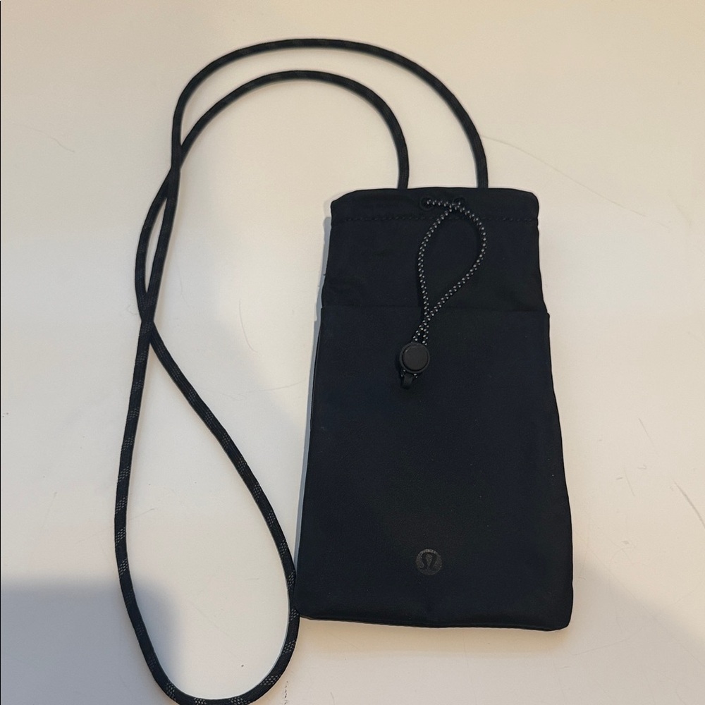 lululemon athletica Black Crossbody phone bag. EUC.